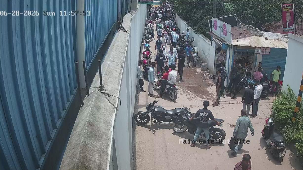 টঙ্গীতে অস্ত্র উঁচিয়ে মোটরসাইকেল মহড়া, যুবদল নেতাসহ ১৯ জনের নামে মামলা