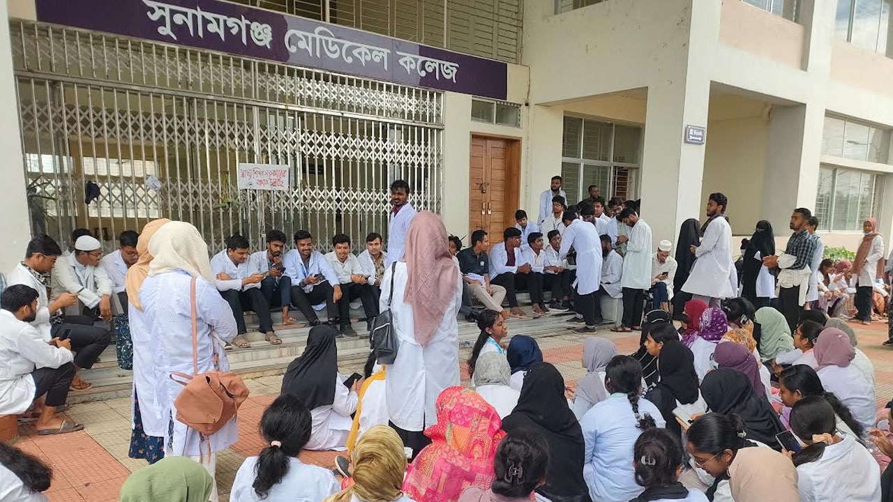 মন্ত্রণালয়ের সিদ্ধান্তে সন্তুষ্ট নন সুমেক শিক্ষার্থীরা, ফেরেননি ক্লাসে