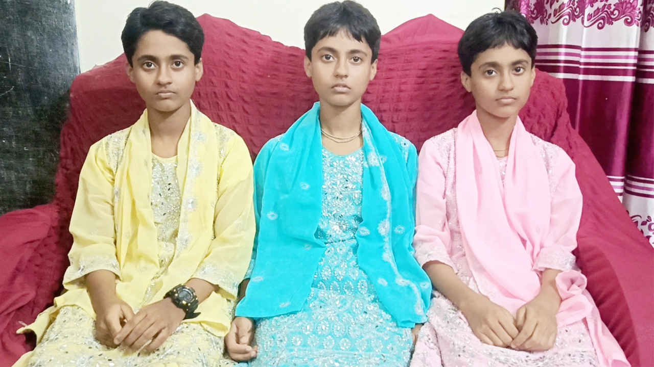 বৃত্তি পরীক্ষায় অনন্য সাফল্য যমজ তিন বোনের