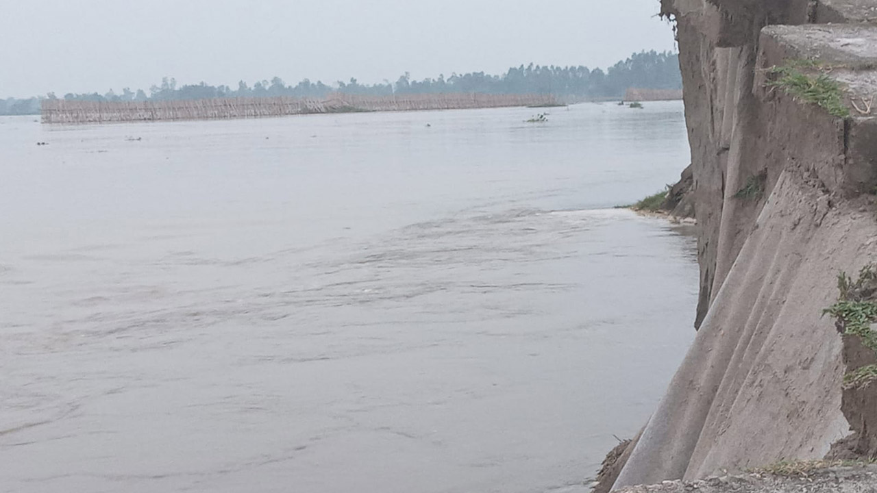 বাঁশের পাইলিংয়েই গচ্ছা ১৪ লাখ, প্রথম বন্যার চাপেই তিস্তায় বড় ধস