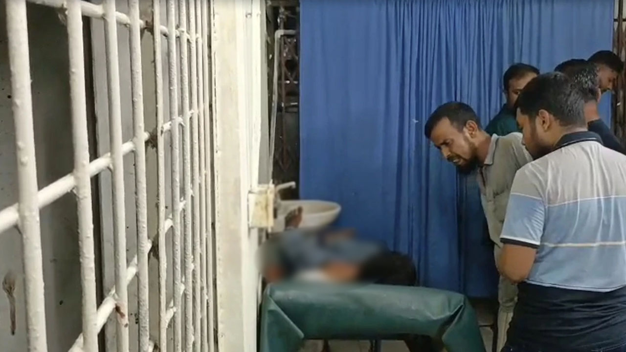 বাস কাউন্টারের বাথরুম থেকে গলাকাটা অবস্থায় কলেজছাত্র উদ্ধার