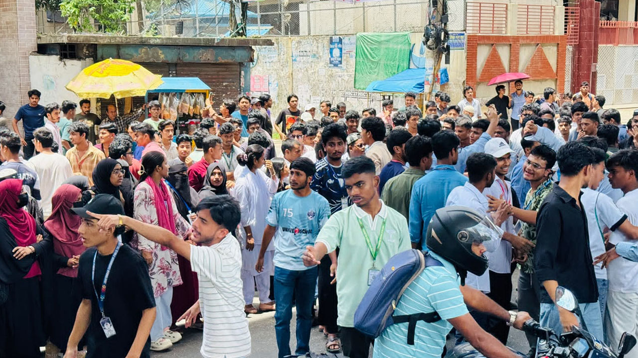 চট্টগ্রামে সাত দাবি জানিয়ে সড়ক ছাড়লেন শিক্ষার্থীরা