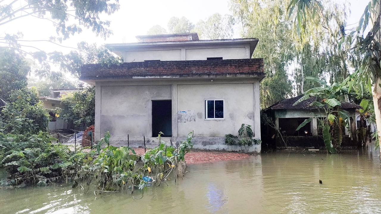 ২০২৩ সালের মতো এবারও বন্যার পানিতে বাড়ি ডুবে গেলেও খোঁজ নিতে আসার জন্য বেঁচে নেই ওয়াসিম আকরাম। ছবি: এশিয়া পোস্ট