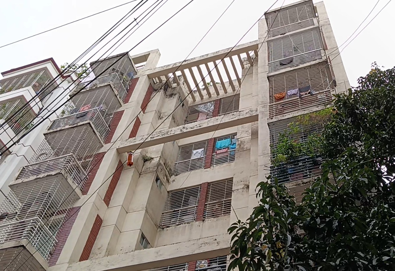 ইস্টার্ন হাউজিংয়ে ছয়তলা বাড়ি।