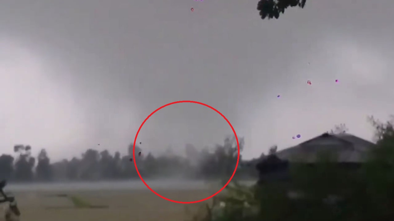 সন্দ্বীপে আঘাত হেনেছে টর্নেডো, ৩০ দোকান-বসতবাড়ি ক্ষতিগ্রস্ত 
