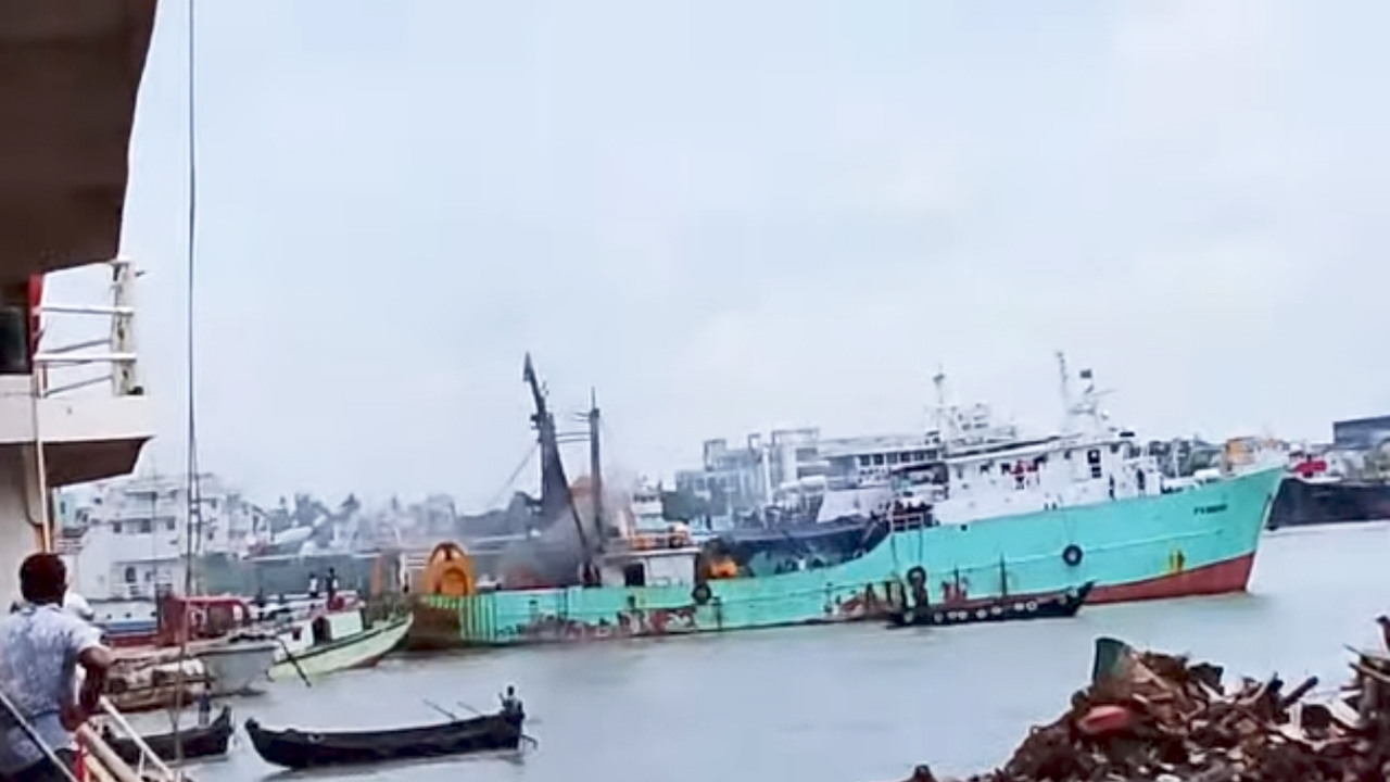 কর্ণফুলীতে ফিশিং ভেসেলে বিস্ফোরণ, ৬ নাবিক দগ্ধ