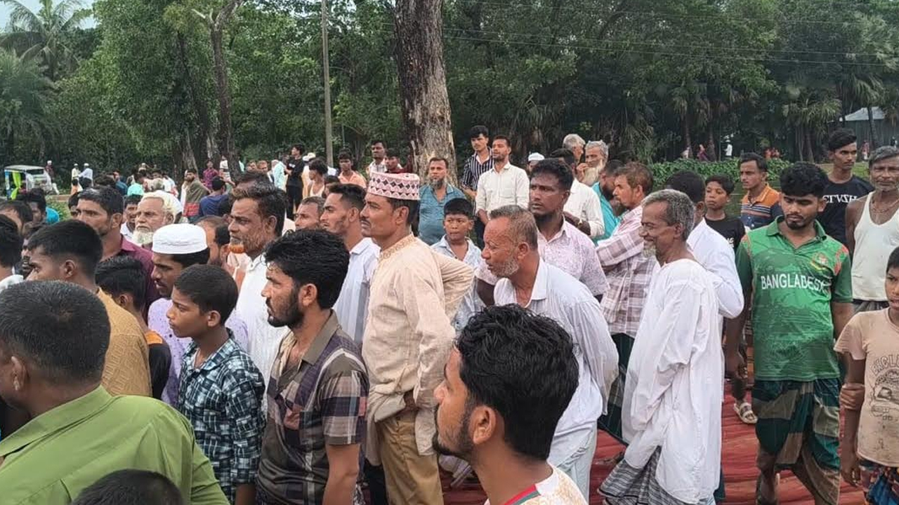 নোয়াখালীতে প্রজেক্ট দখল করে মাছ লুটের অভিযোগ