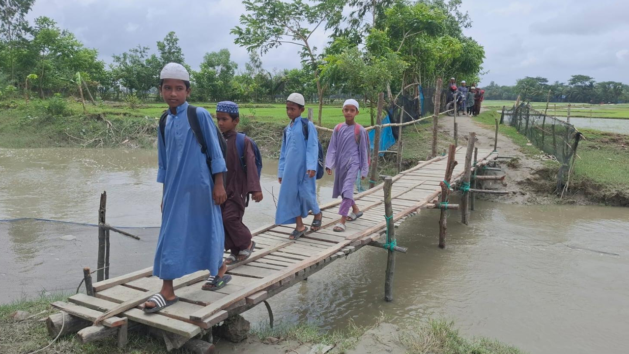 সেতুর অভাবে চরম দুর্ভোগ, ব্যাহত শিক্ষা ও চিকিৎসাসেবা