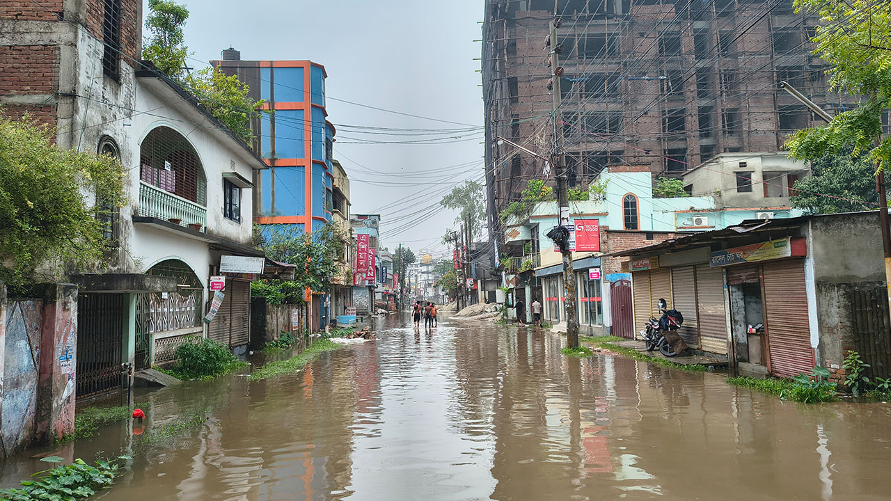 পানি নামার পথ বন্ধ, জলাবদ্ধতায় বিপর্যস্ত পাবনা শহর