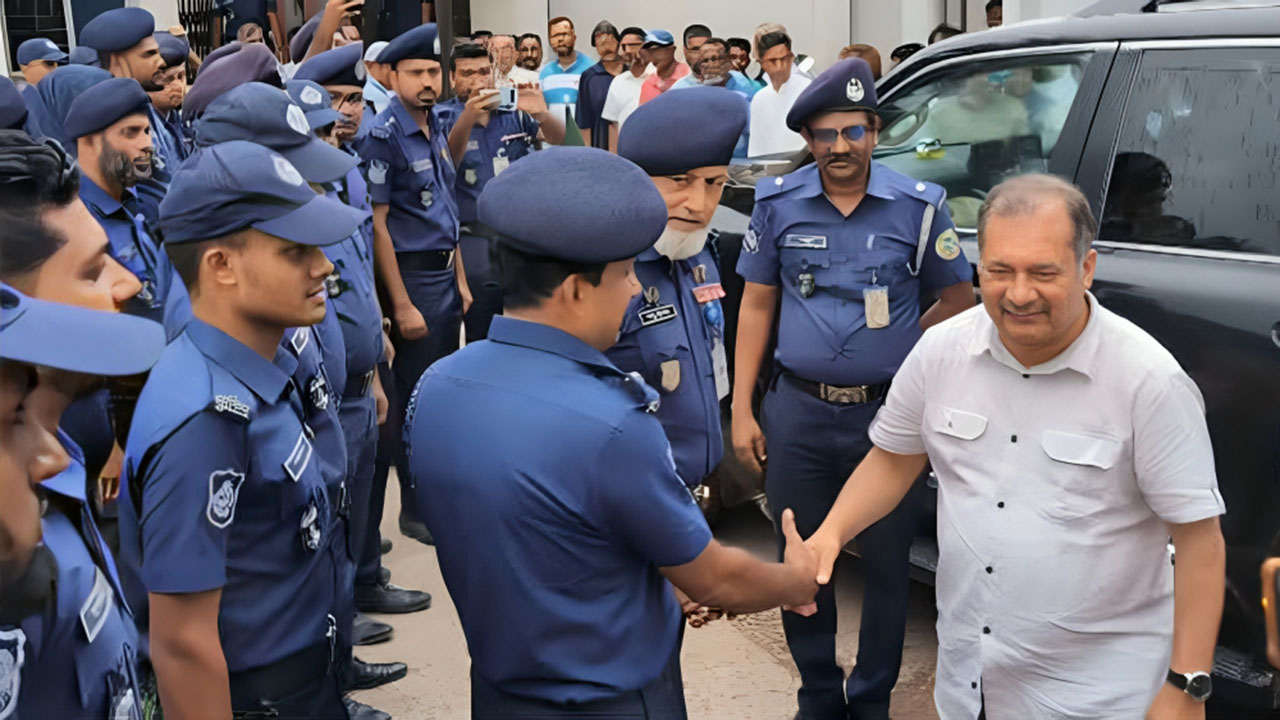 আগৈলঝাড়ায় হামলার শিকার পুলিশ সদস্যদের দেখতে গেলেন তথ্যমন্ত্রী