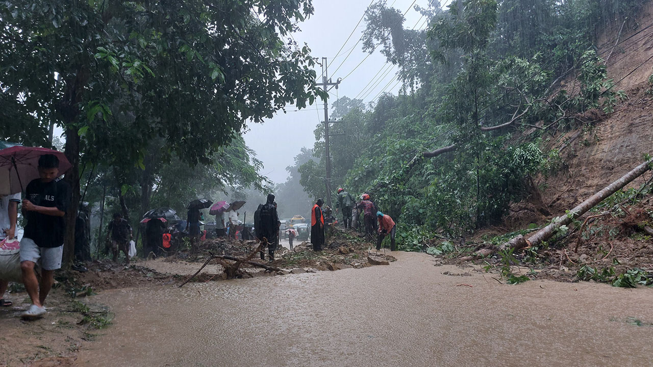 পাহাড়ধসে বান্দরবানের সঙ্গে সড়ক যোগাযোগ বন্ধ