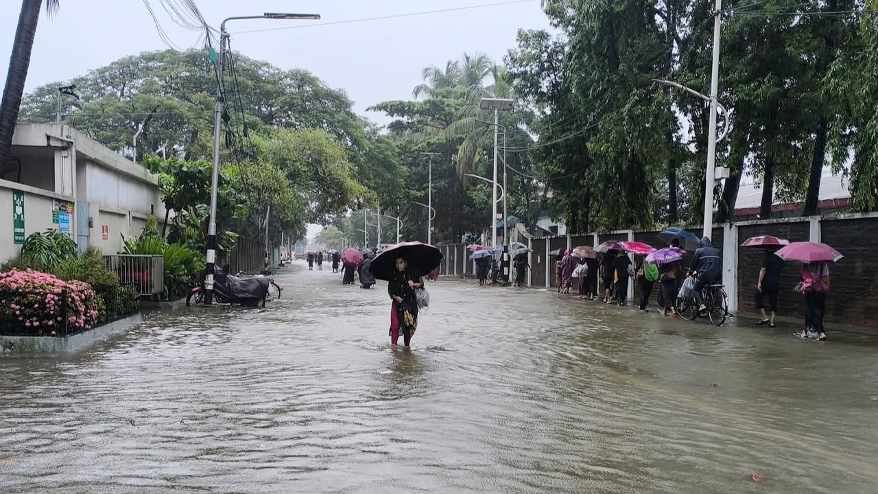 অবিরাম বর্ষণ ও সাগরের জোয়ারের পানিতে ভাসছে চট্টগ্রাম নগরী। ছবি: এশিয়া পোস্ট