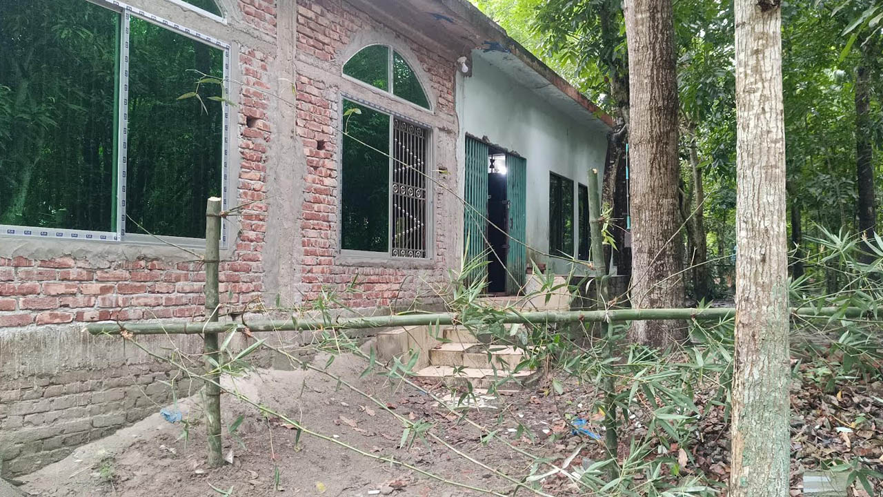 মসজিদে প্রবেশপথে বাঁশের বেড়া, মুসল্লিদের ক্ষোভ