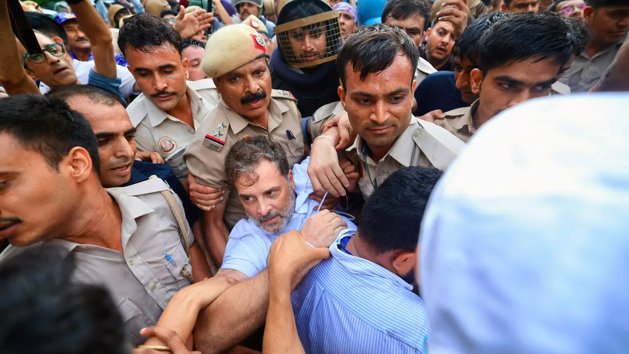 দিল্লিতে রাহুল, প্রিয়াঙ্কা ও অখিলেশ আটক