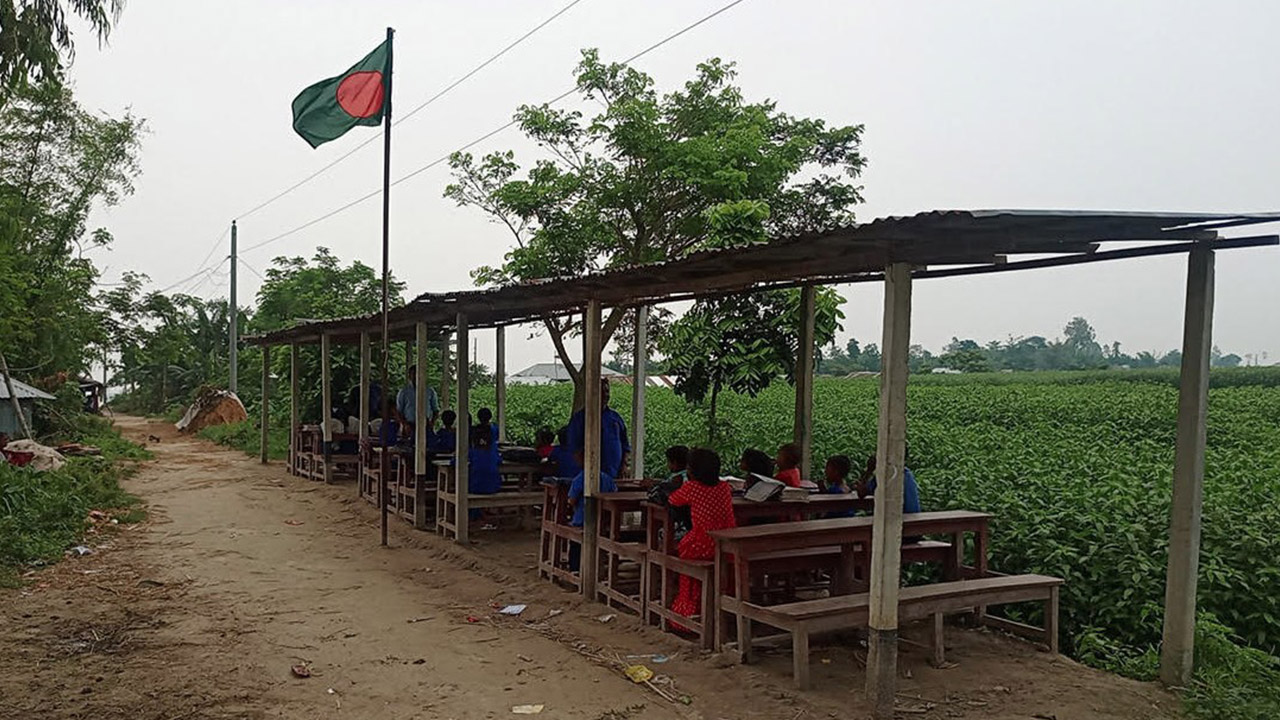 যমুনায় বিলীন শতবর্ষী স্কুল, শিক্ষকদের চাঁদায় টিকে আছে পাঠদান