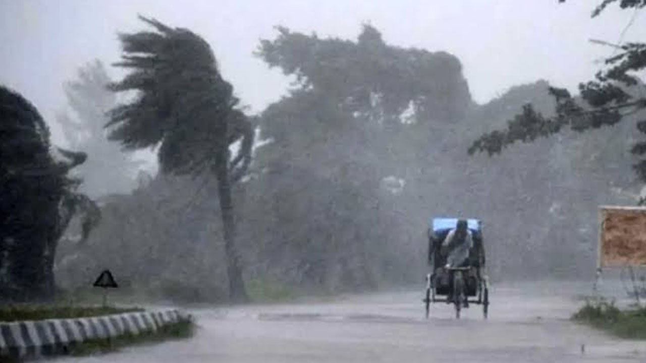 দুপুরের মধ্যে ১২ জেলায় ঝড়বৃষ্টির শঙ্কা  