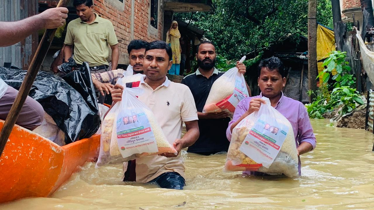 সাতকানিয়ায় বন্যাদুর্গতদের মাঝে ছাত্রদল নেতার খাদ্যসামগ্রী বিতরণ