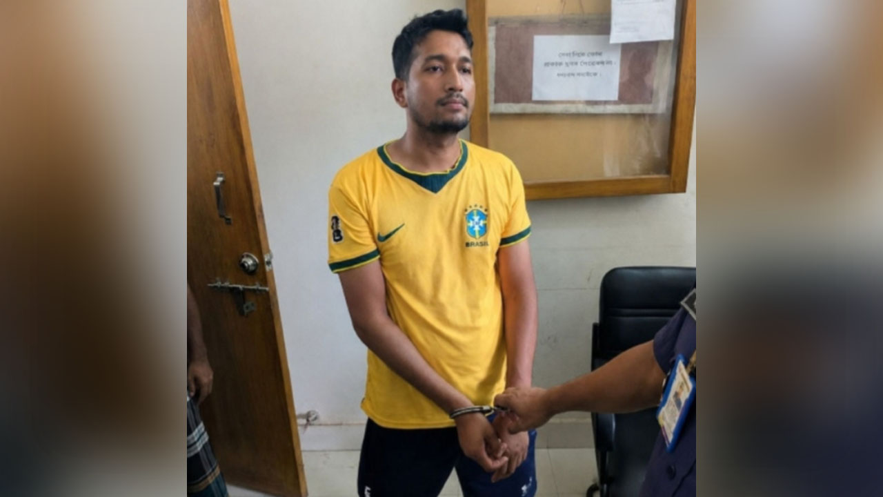 কসবা রেলস্টেশনে হামলা-ভাংচুর, যুবক আটক