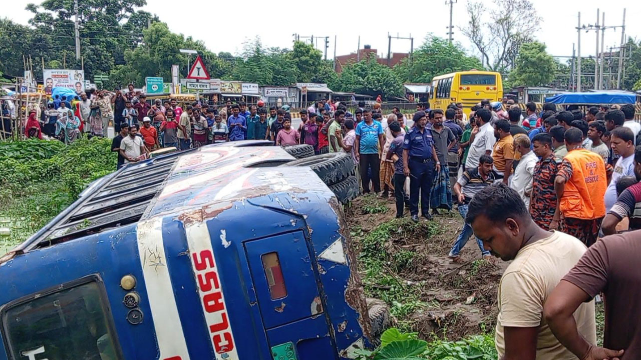 মেহেরপুরে যাত্রীবাহী বাস খাদে, আহত ১২