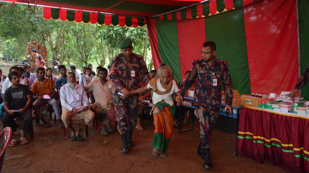 বান্দরবানে বন্যাদুর্গতদের পাশে বিজিবি, ৩৫০ জনকে মানবিক সহায়তা