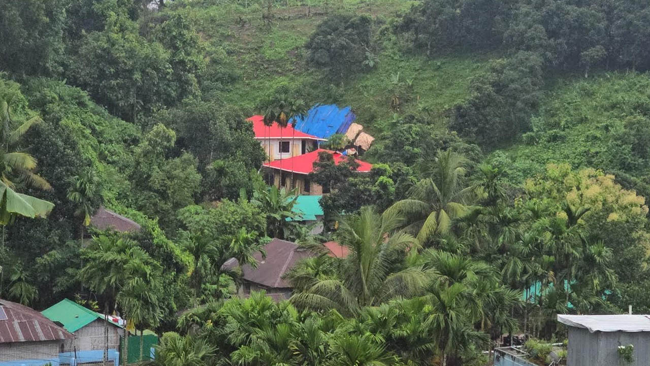 পাহাড়ধসের শঙ্কা, তবুও আবাসস্থল ছাড়তে নারাজ