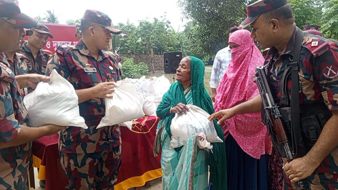 ঝিনাইদহে অসহায়দের খাদ্য সহায়তা দিল বিজিবি