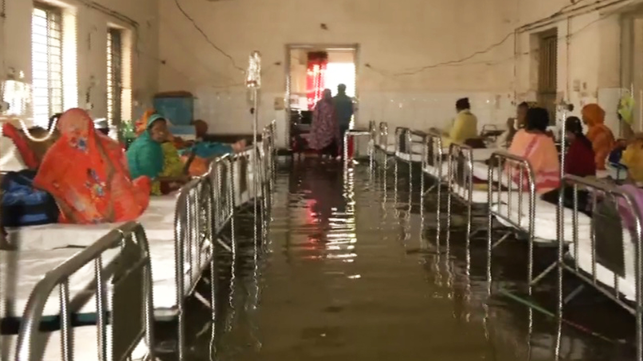 বৃষ্টির পানিতে হাসপাতালে জলাবদ্ধতা, ভোগান্তিতে রোগীরা