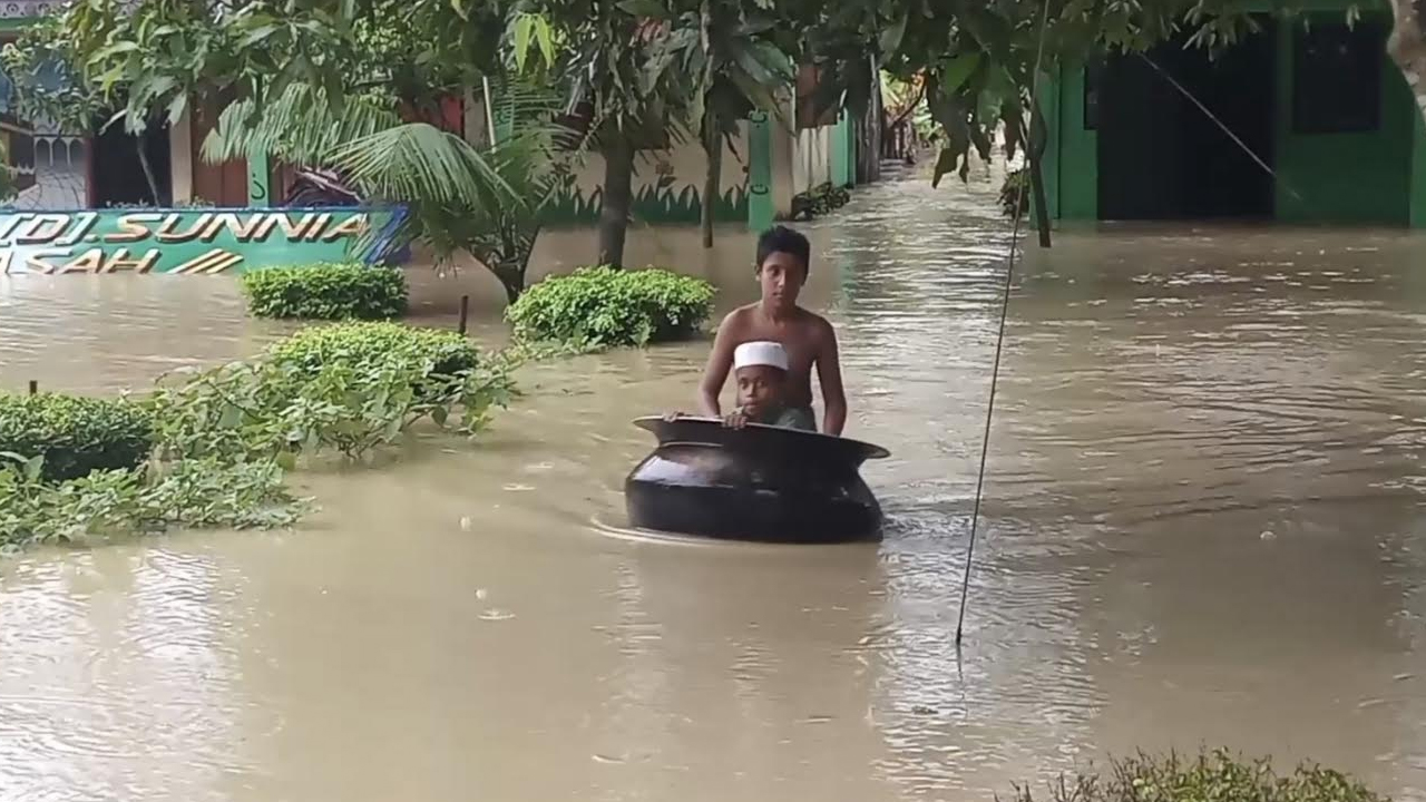হবিগঞ্জে পানি কমলেও কাটেনি দুর্ভোগ