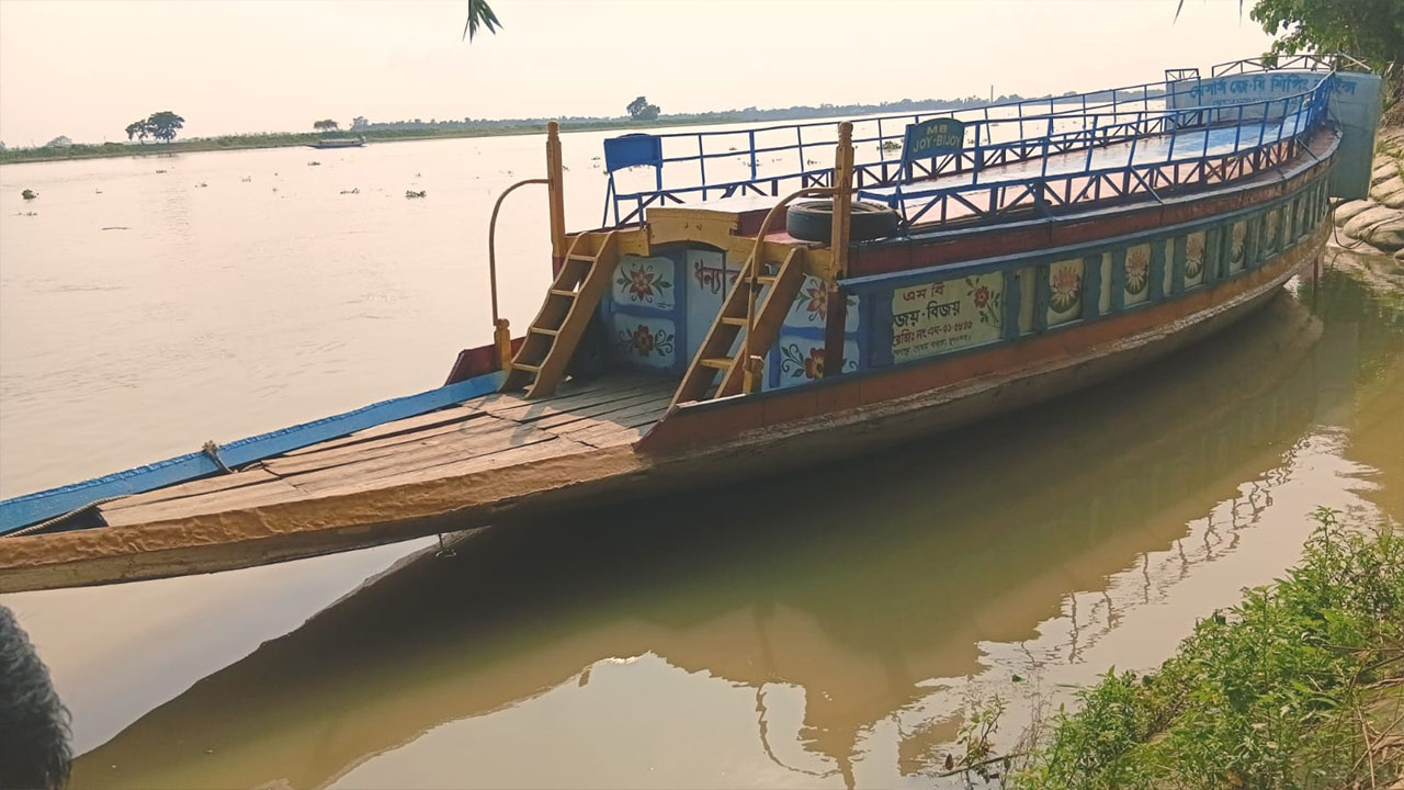 চাঁদা না দিলে নৌকা পুড়িয়ে দেওয়ার হুমকির অভিযোগ