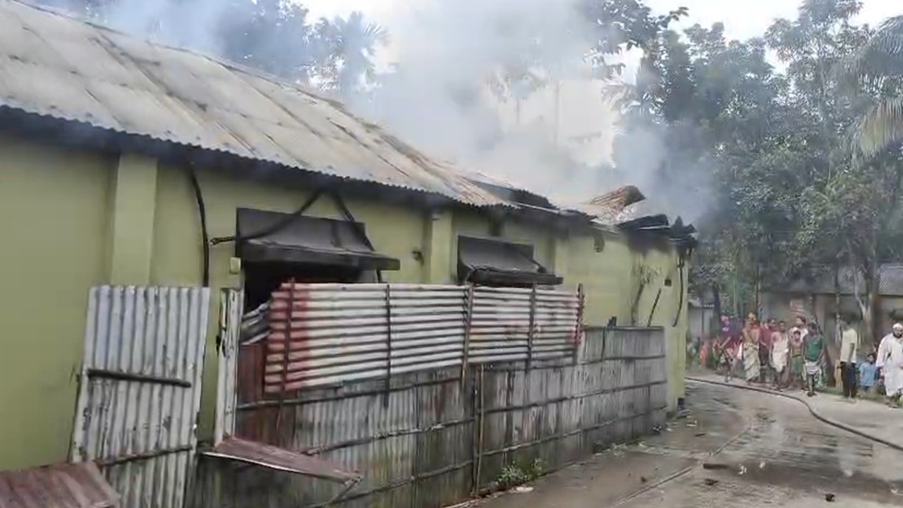 কুড়িগ্রামে নিজ ঘরে আগুন দিয়ে অস্ত্র হাতে যুবকের তাণ্ডব