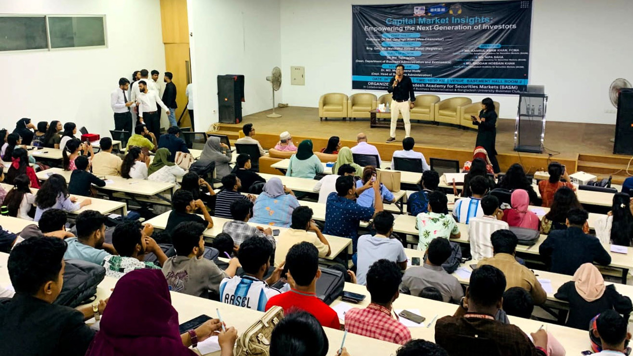 শিক্ষার্থীদের সচেতনতা বৃদ্ধিতে বাংলাদেশ ইউনিভার্সিটিতে পুঁজিবাজারবিষয়ক কর্মশালা অনুষ্ঠিত