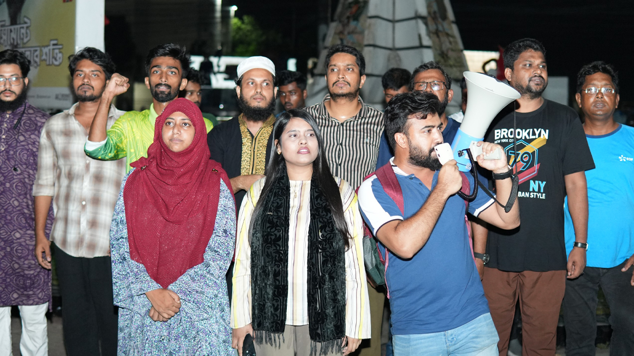 এনসিপির সমাবেশে ককটেল হামলার প্রতিবাদে খুলনায় বিক্ষোভ