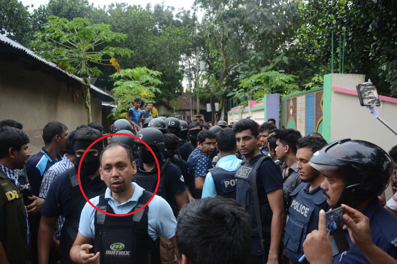 ২০১৬ সালের ৮ অক্টোবর গাজীপুরের জয়দেবপুর থানার নোয়াগাঁও পাটারটেক এলাকায় পরিচালিত জঙ্গিবিরোধী ‘অপারেশন স্পেট-৮’ এ অ্যাকশনে আশিকুর রহমান।