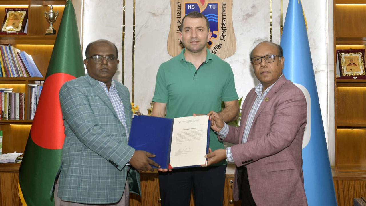 তুরস্কের তিন শিক্ষককে সনদ ও স্মারক দিল নোবিপ্রবি