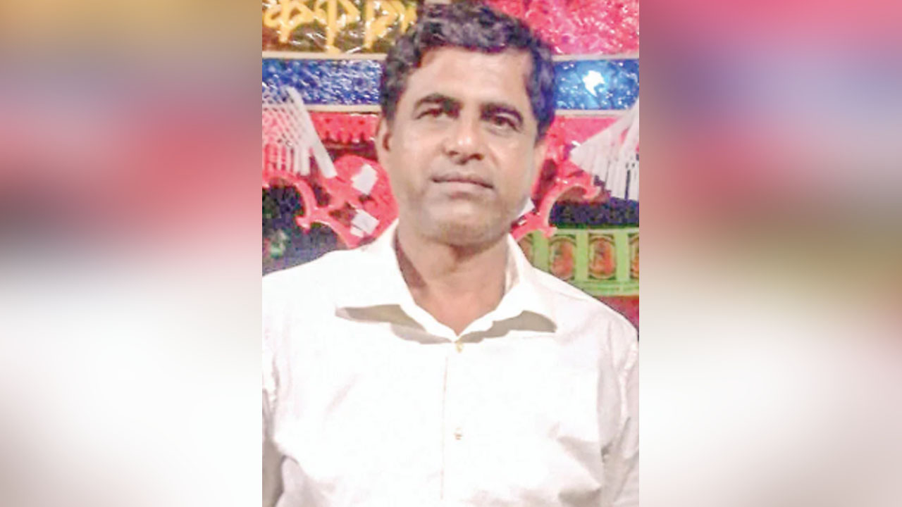 পশ্চিমবঙ্গের ভোটার হয়েও খুলনায় স্কুলের প্রধান শিক্ষক