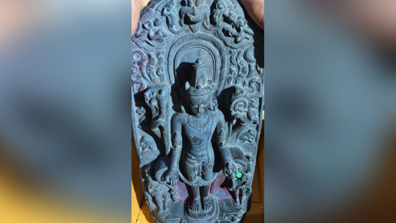 বগুড়ায় কষ্টিপাথরের বিষ্ণুমূর্তি উদ্ধার
