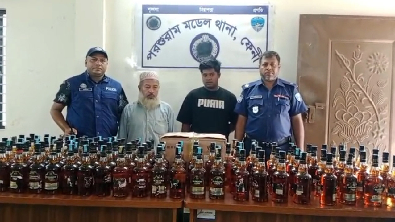 ভারতীয় হুইস্কিসহ আটক দুই মাদক কারবারি। ছবি : এশিয়া পোস্ট