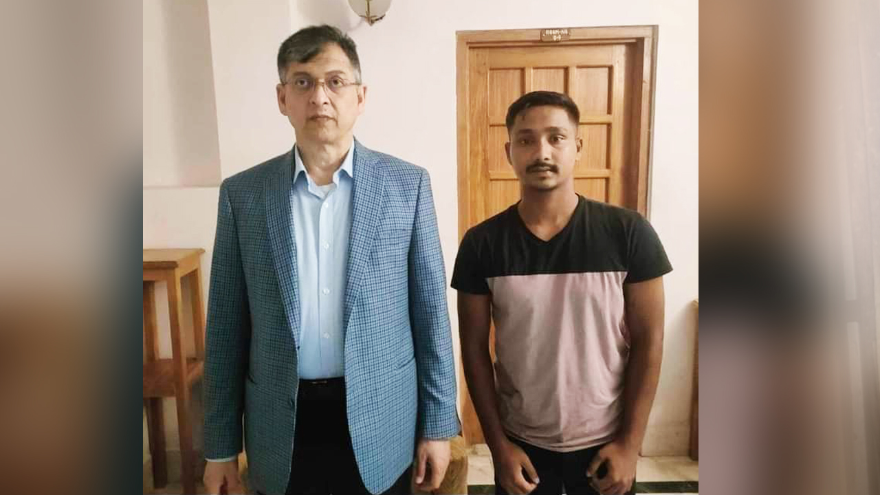 ভারতের শিলংয়ে থাকাকালীন বিএনপি নেতা সালাহউদ্দিন আহমদের সঙ্গে দেখা করেছিলেন ছাত্রদল নেতা ওয়াসিম আকরাম। ছবি: ওয়াসিমের পরিবার