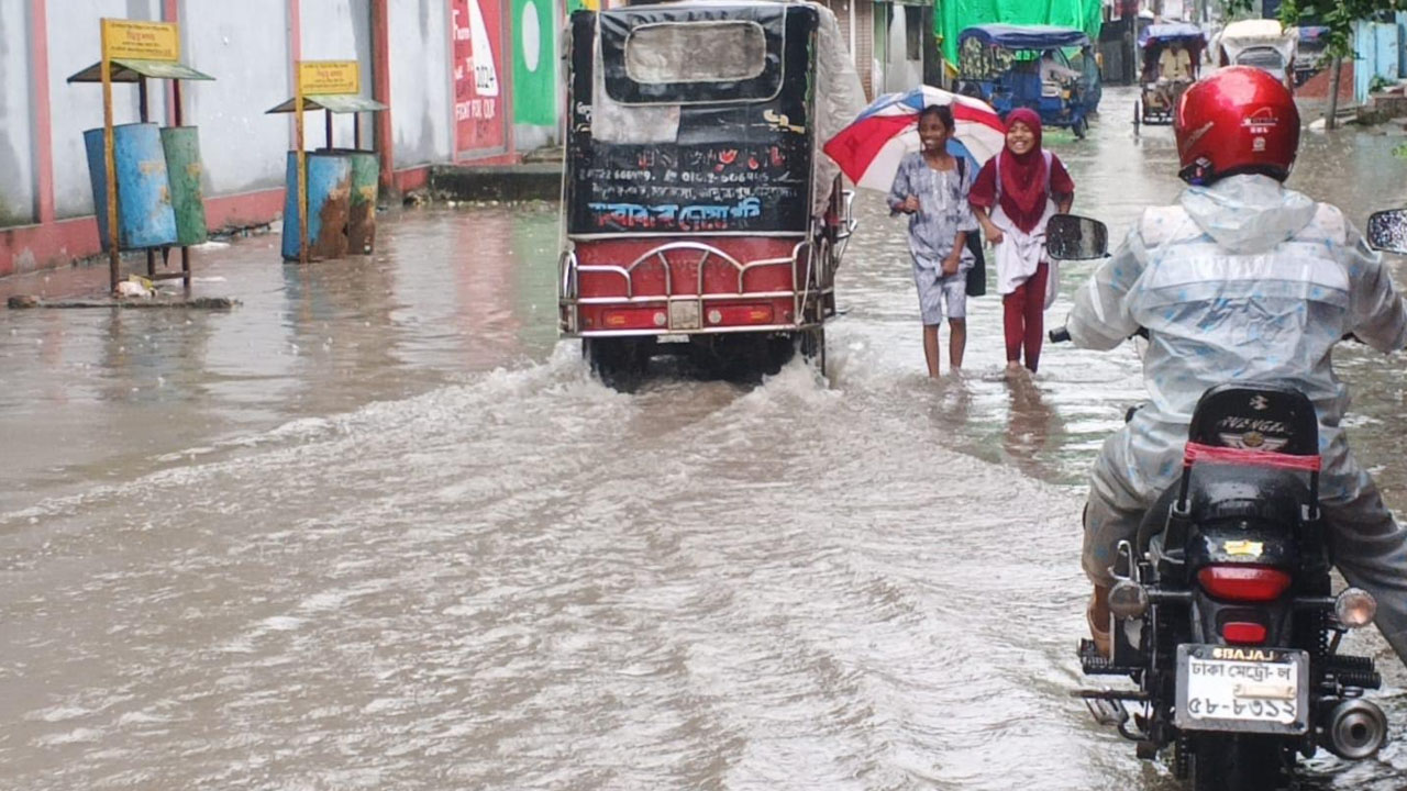 টানা বৃষ্টি ও ঢলে গাইবান্ধায় নদীর পানি বৃদ্ধি, পৌর শহরে জলাবদ্ধতা