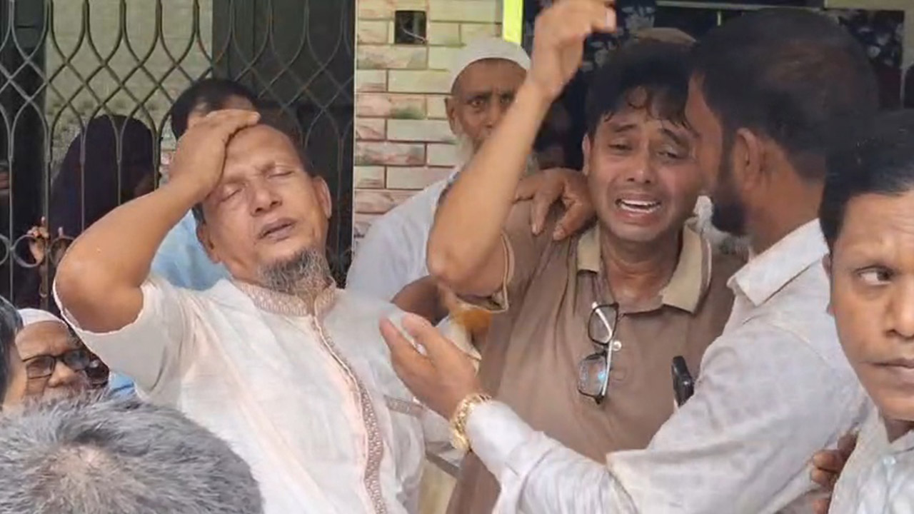 স্বজনদের আহাজারি। ছবি : এশিয়া পোস্ট