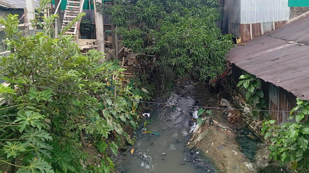 ভাগাড়ে পরিণত বান্দরবানের মেক্সিখাল, অল্প বৃষ্টিতেই জলাবদ্ধতা