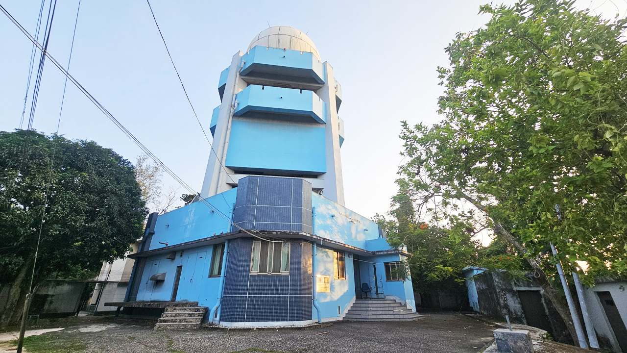 কক্সবাজার শহরের সার্কিট হাউস-সংলগ্ন পাহাড়ের চূড়ায় অবস্থিত রাডার স্টেশন। এটি সমতল ভূমি থেকে প্রায় ১৬০ ফুট উঁচু স্থানে অবস্থিত। ছবি: এশিয়া পোস্ট