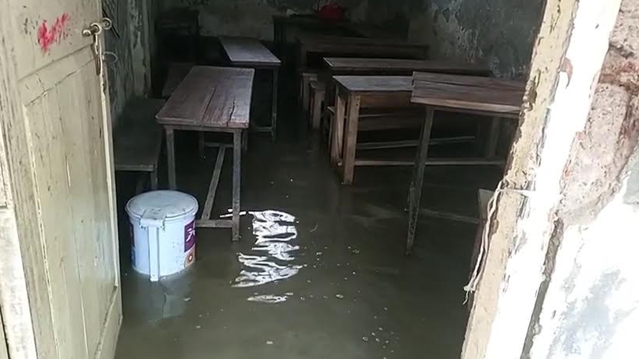ক্লাসরুমে জমে আছে পানি। ছবি: এশিয়া পোস্ট