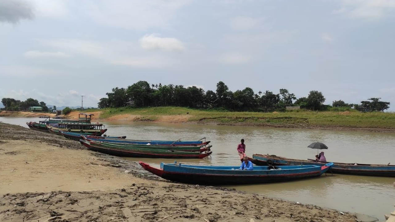 কাপ্তাই হ্রদে নাব্যসংকট, দুর্ভোগে কয়েক লাখ মানুষ
