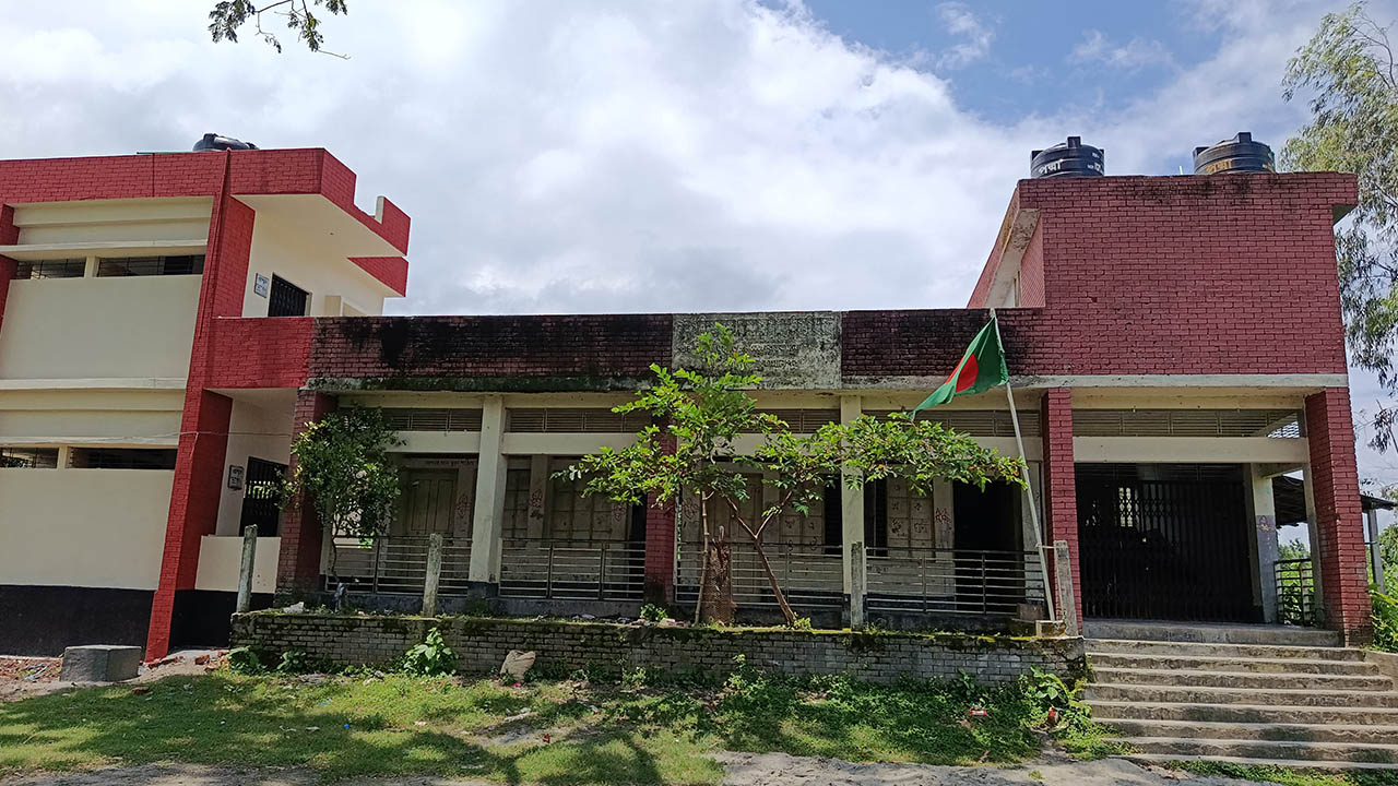 জামালপুরের মাদারগঞ্জ উপজেলার পশ্চিম নাংলা সরকারি প্রাথমিক বিদ্যালয়। ছবি : এশিয়া পোস্ট
