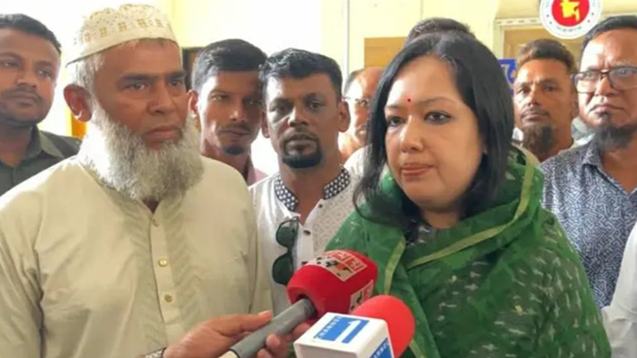 শেখ হাসিনার দেশে ফিরতে আইনি বাধা নেই: রুমিন ফারহানা