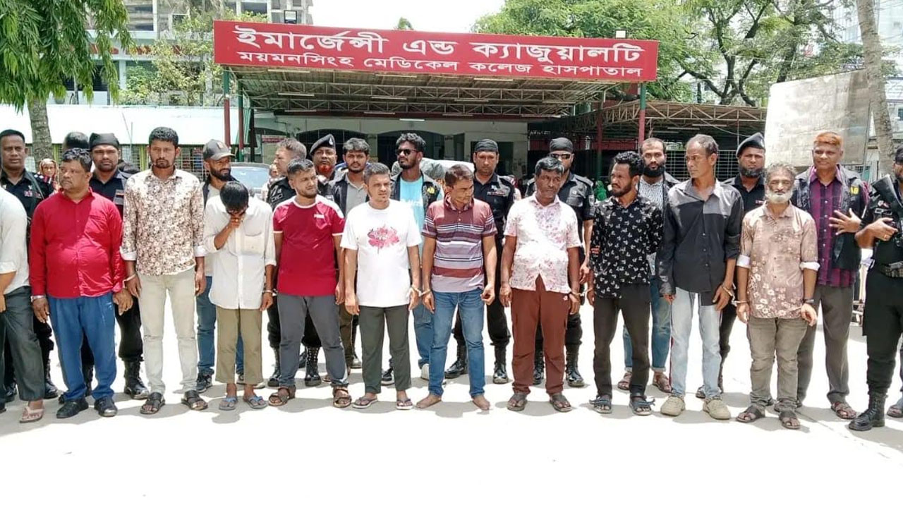ময়মনসিংহ মেডিকেল থেকে ১৪ দালাল আটক