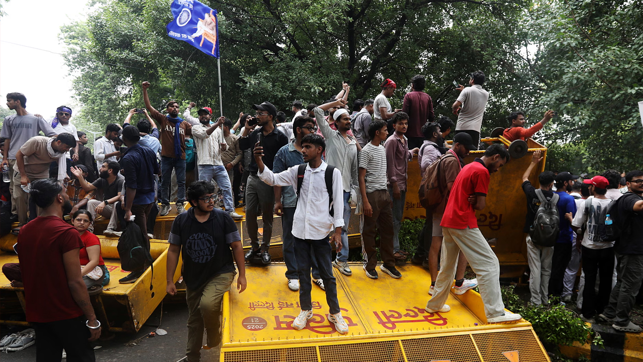 পার্লামেন্টের অভিমুখে মিছিলের সময় পুলিশের ব্যারিকেডরে ওপর সিজেপির সমর্থকরা। ছবি: সংগৃহীত