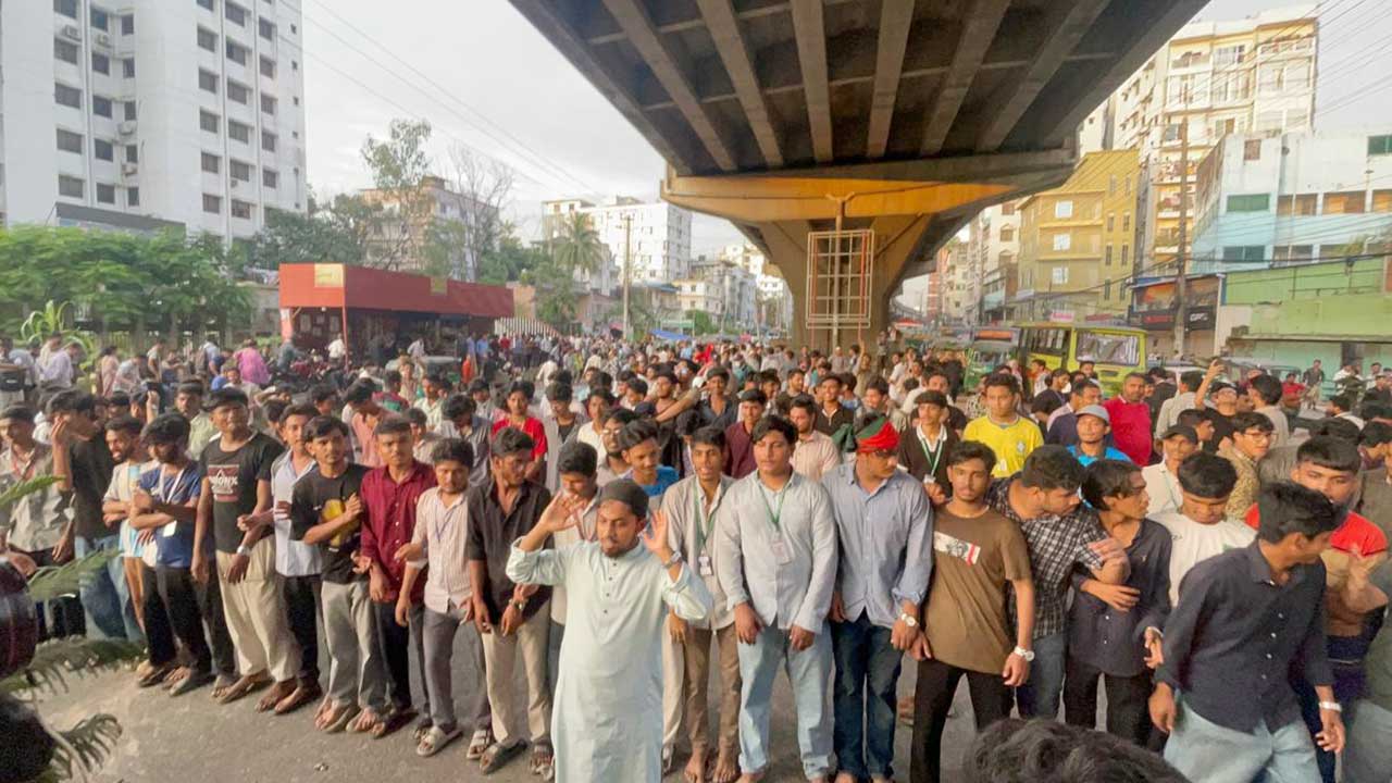 চট্টগ্রামে শিক্ষামন্ত্রীর গায়েবানা জানাজা পড়লেন শিক্ষার্থীরা
