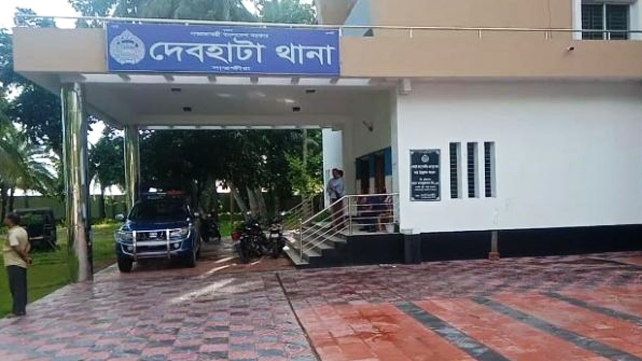 সাতক্ষীরায় ঘেরে ডাকাতি, বাধা দেওয়ায় মালিককে কুপিয়ে জখম